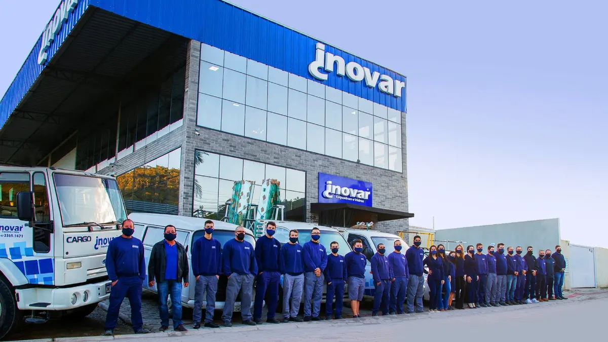 A equipe da Inovar reunida em frente à fábrica em Bombinhas